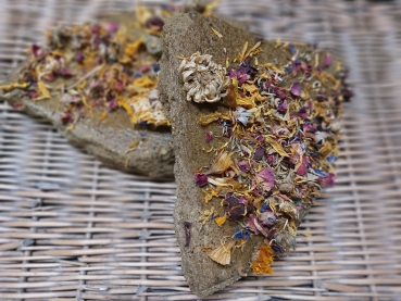Tortenecke mit Blüten