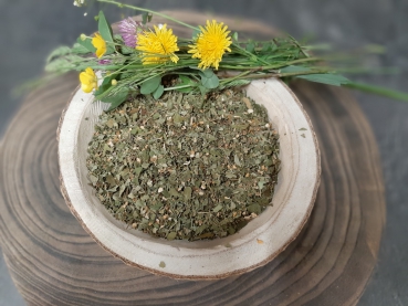 Weißdornblätter und Blüten geschnitten