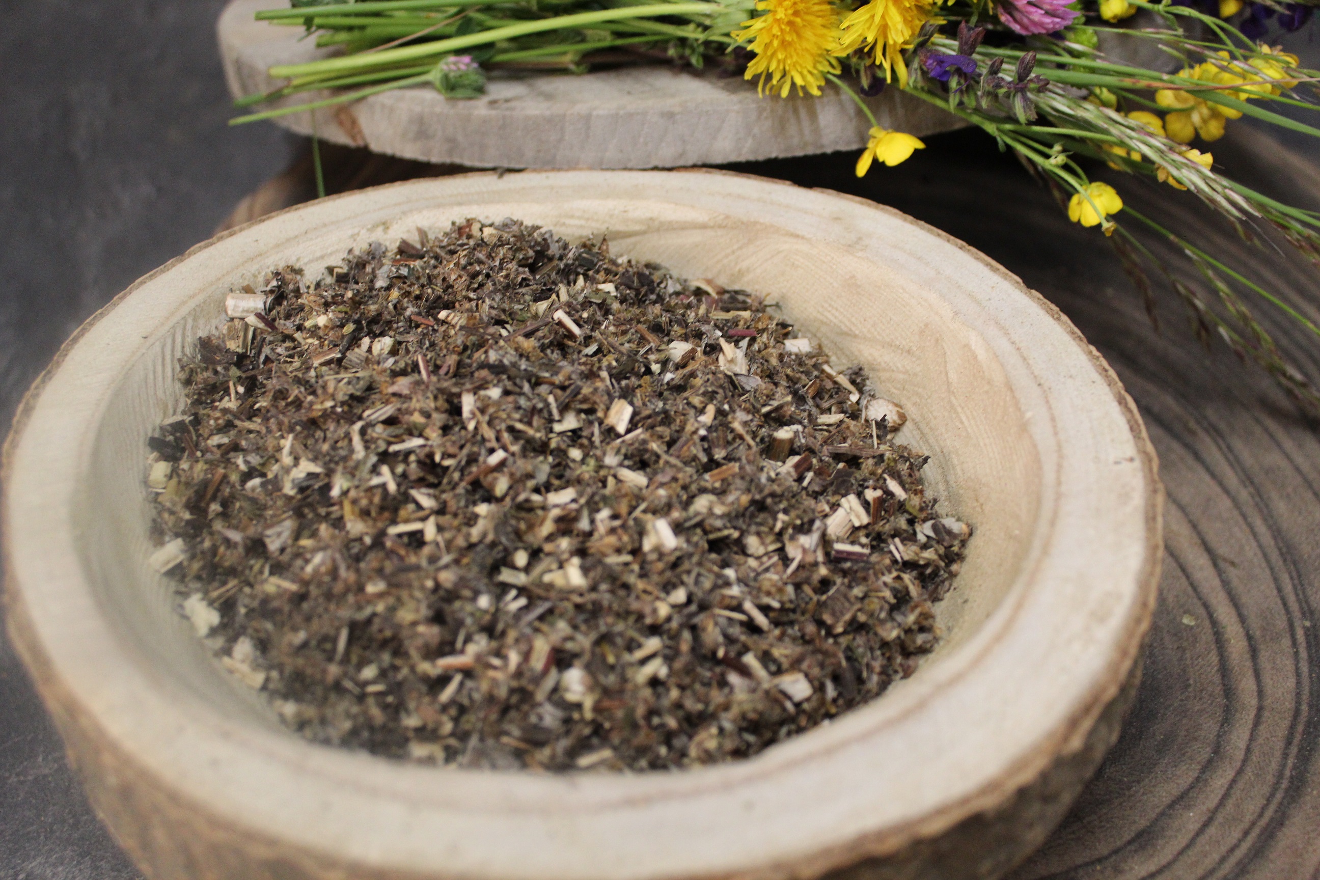 Hagenthaler Naturfuttermanufaktur - Beifuß mit Blüten